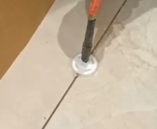安康市瓷砖空鼓维修公司专业解答瓷砖在铺贴过程中，如果没有涂抹均匀到位的粘结材料（如水泥砂浆或瓷砖胶），可能会导致以下问题
